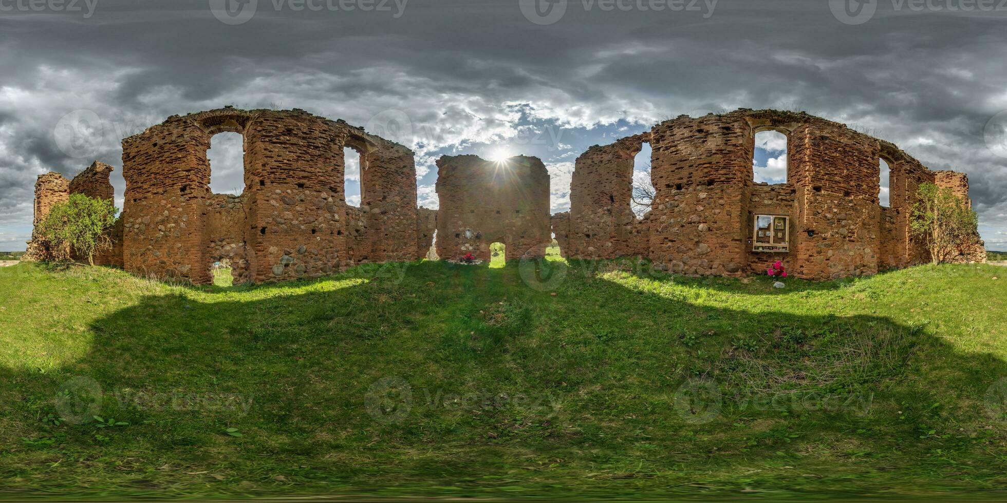 lleno sin costura esférico hdri 360 panorama ver a Entrada a arruinado Iglesia con ladrillo pared en equirrectangular proyección con cenit y nadir, Listo para vr virtual realidad contenido foto