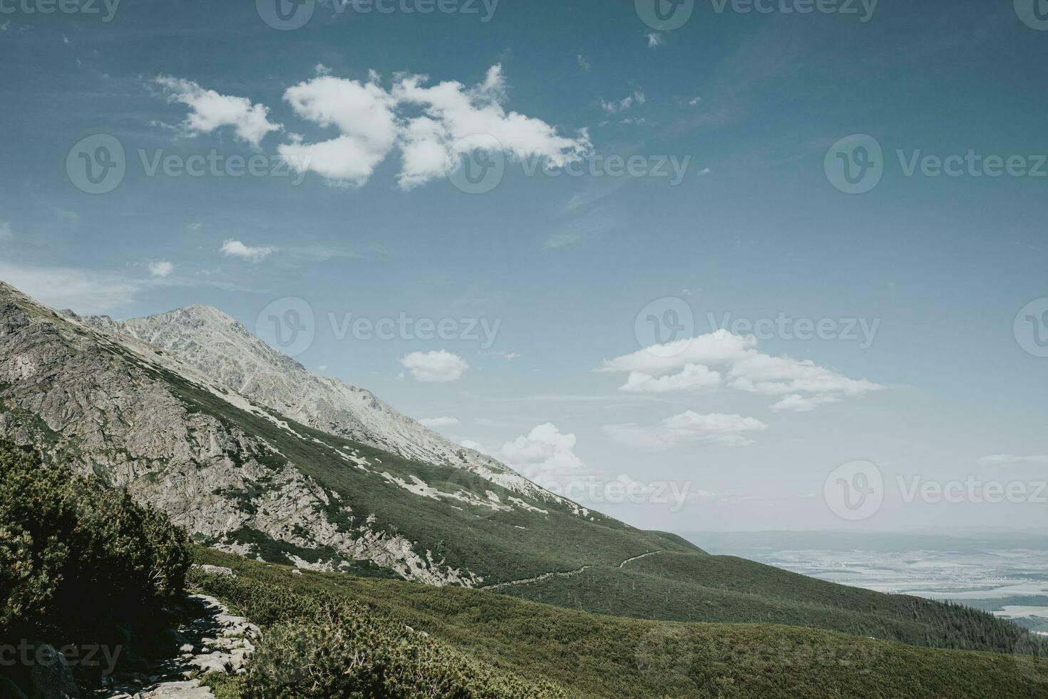 camino en el borde de el tatra montañas durante el soleado verano día foto