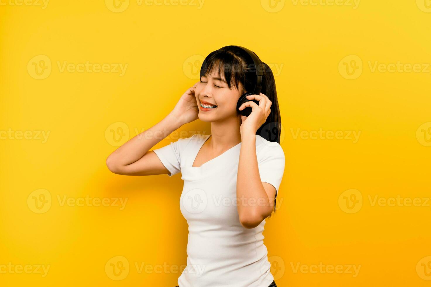 Listen to relaxing music, good mood, lighten the brain, listen to music from monitor headphones. Enjoy listening to music and dancing, music therapy. photo
