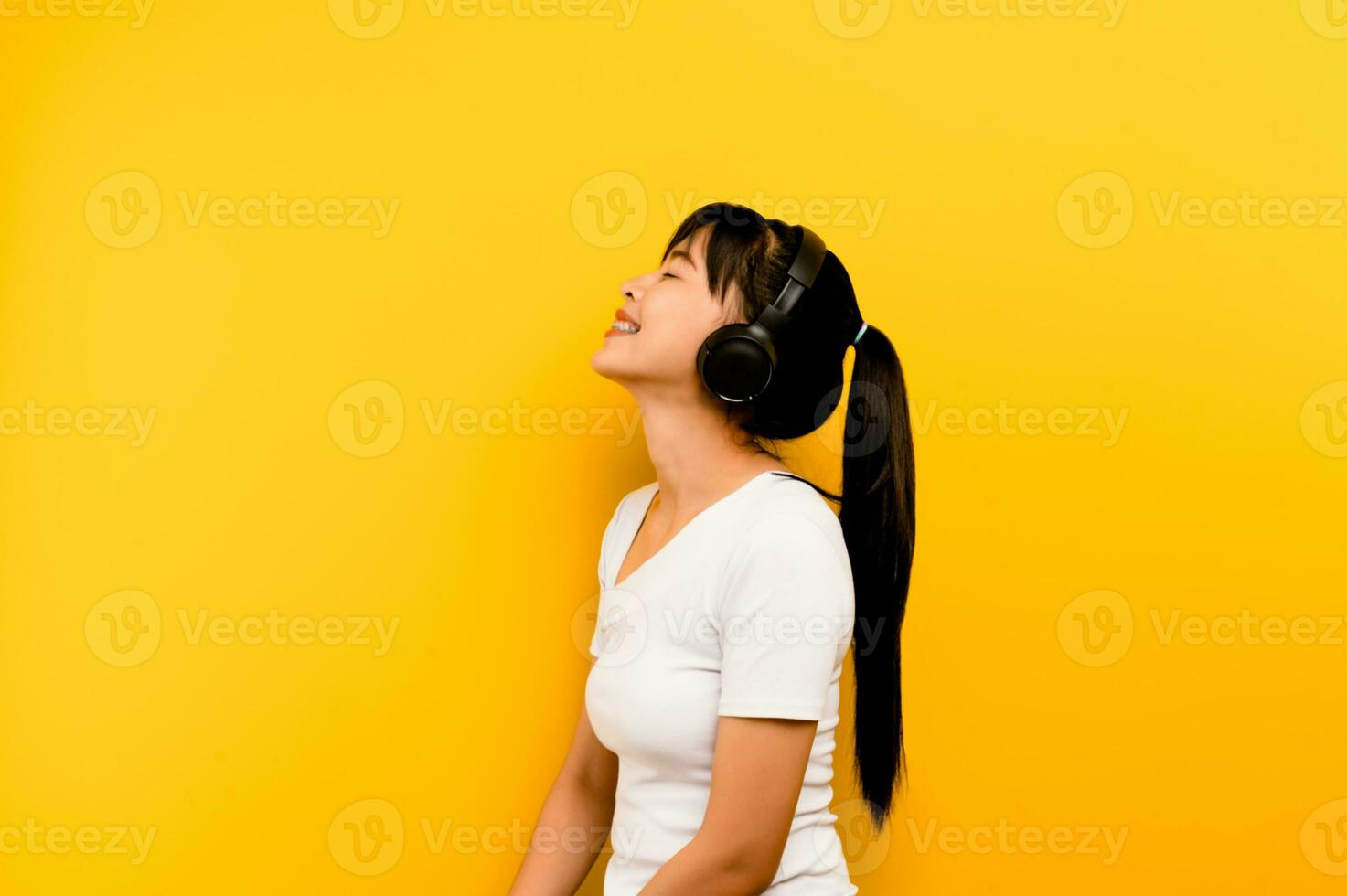 Listen to relaxing music, good mood, lighten the brain, listen to music from monitor headphones. Enjoy listening to music and dancing, music therapy. photo