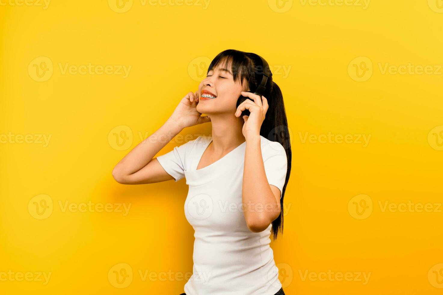 Listen to relaxing music, good mood, lighten the brain, listen to music from monitor headphones. Enjoy listening to music and dancing, music therapy. photo