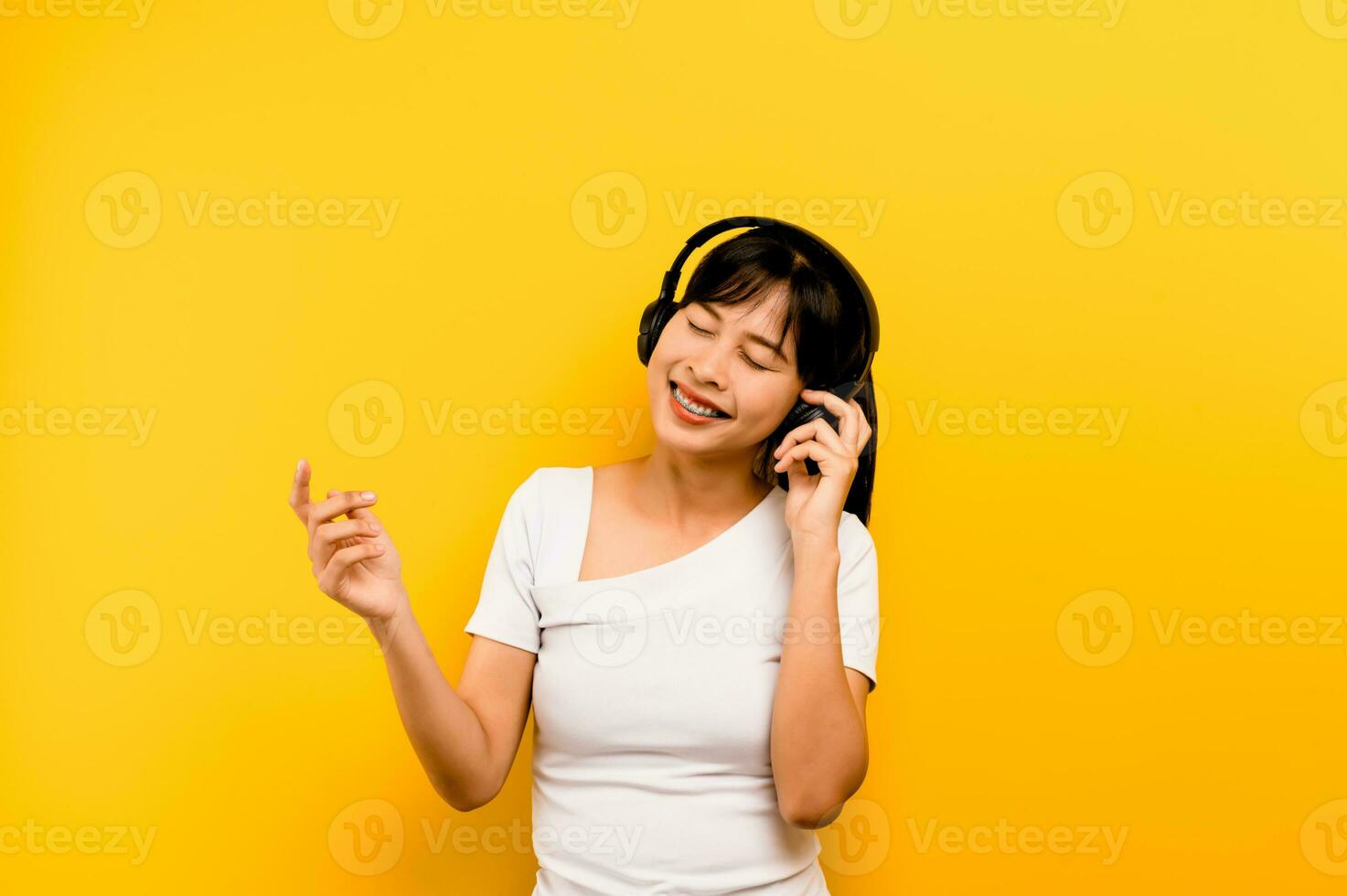 Listen to relaxing music, good mood, lighten the brain, listen to music from monitor headphones. Enjoy listening to music and dancing, music therapy. photo