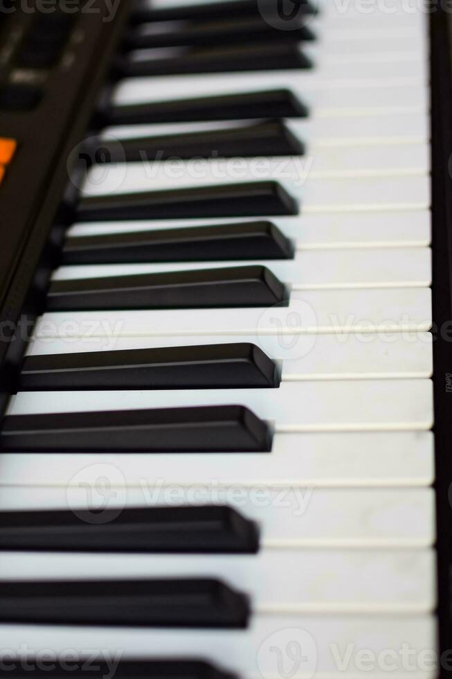 de cerca de piano llaves. piano negro y blanco llaves y piano teclado musical instrumento metido a el hogar balcón durante soleado día. foto