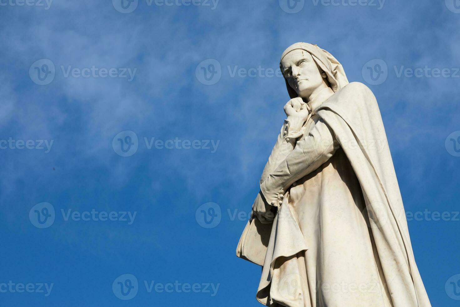 verona, italia - estatua de dante alighieri, famosa escultura antigua del poeta. foto