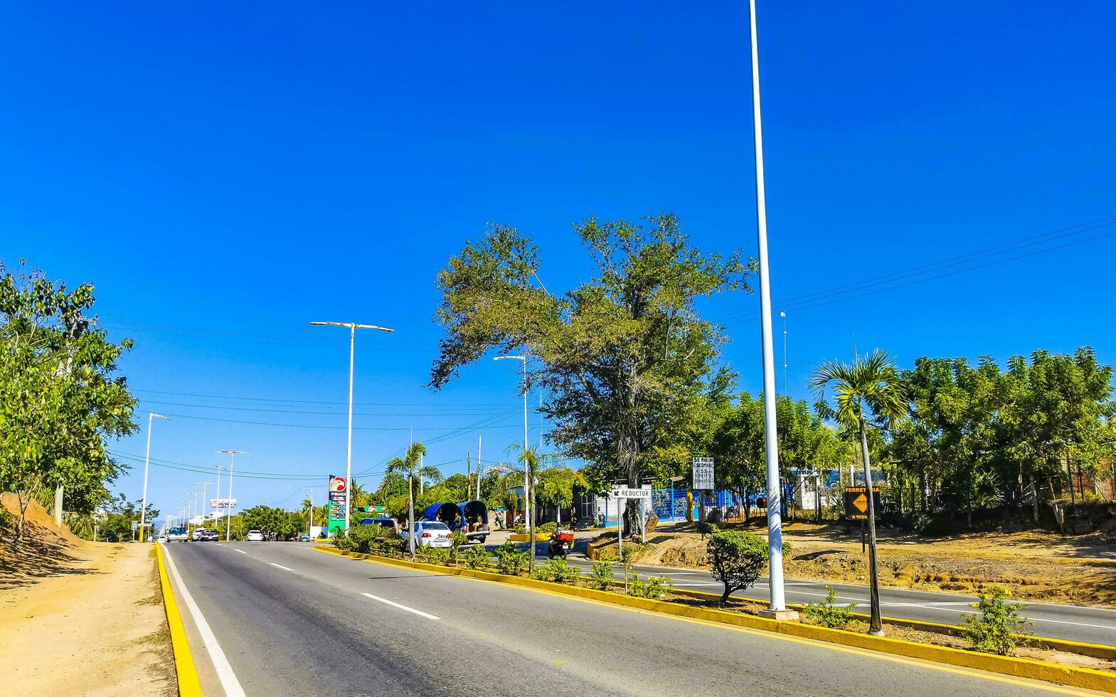 puerto escondido oaxaca mexico 2023 típico hermosa vistoso turista calle acera ciudad puerto escondido México. foto