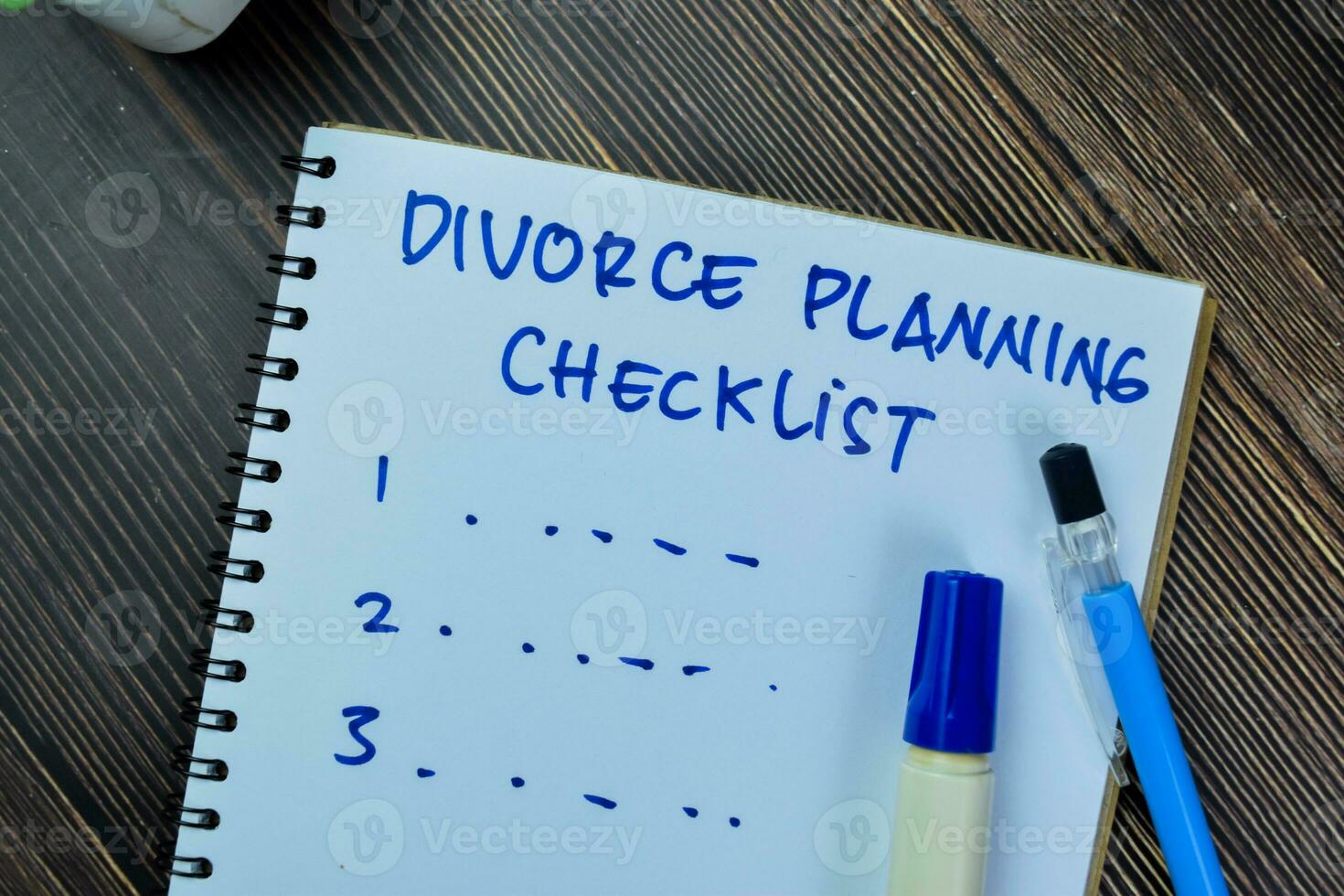 concepto de divorcio planificación Lista de Verificación escribir en libro aislado en de madera mesa. foto