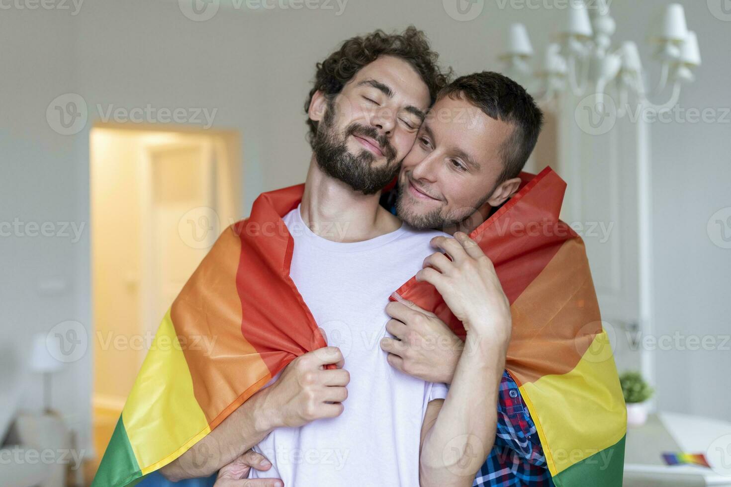 cariñoso masculino gay Pareja adentro. hombre abrazando su novio desde detrás a hogar. gay Pareja celebrando orgullo mes foto