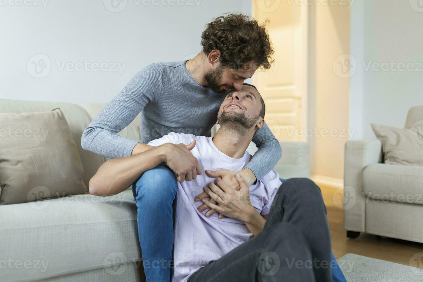 retrato de despreocupado gay Pareja adentro. contento gay Pareja gasto hora juntos participación manos foto