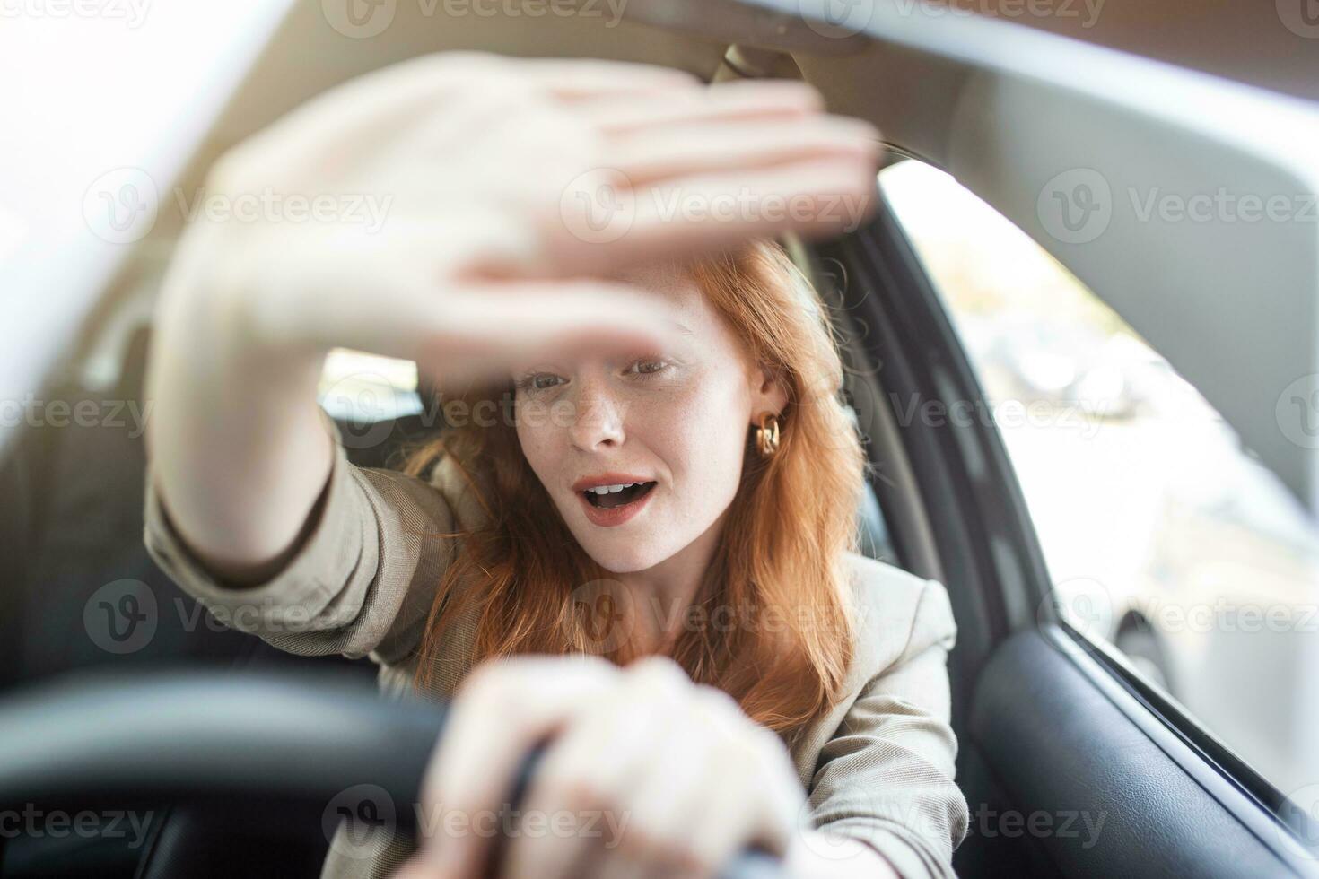 joven aterrorizado mujer conducción y teniendo un coche accidente. adulto mujer conducción y mirando asustado y sorprendido a el la carretera en frente de su. mujer en coche choque foto