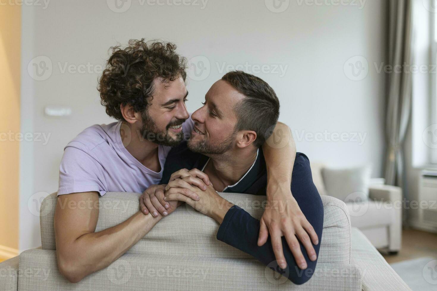 contento gay Pareja acostado abajo en el cama a hogar, abrazando y galanteo. lgbt gay Pareja amor momentos felicidad concepto foto