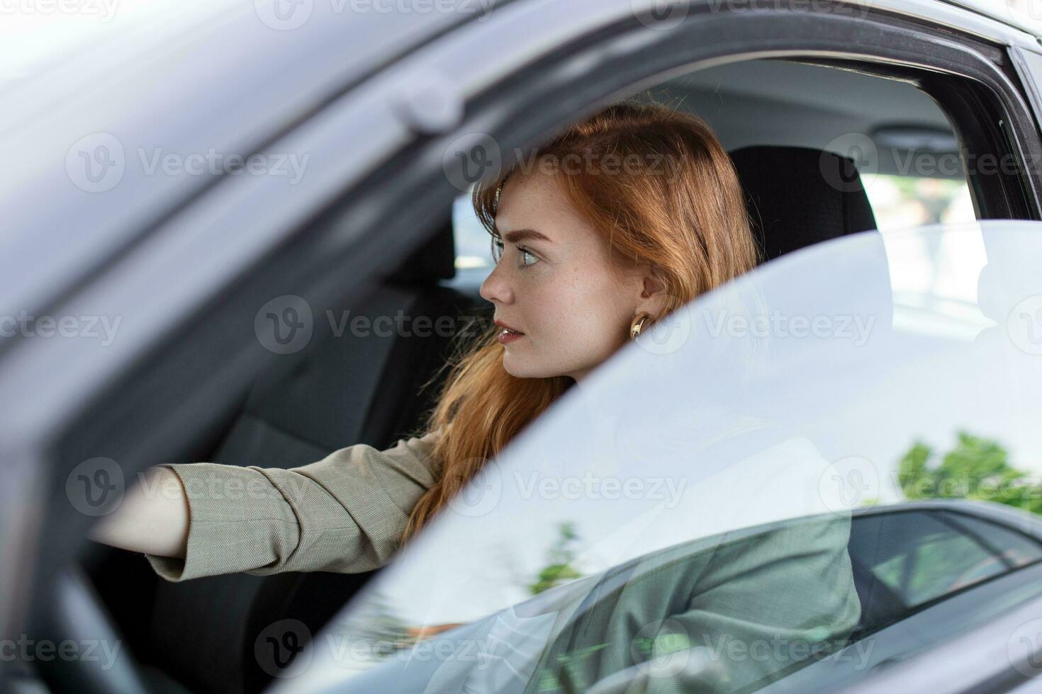 hermosa joven mujer conducción su nuevo coche a puesta de sol. mujer en coche. cerca arriba retrato de agradable mirando hembra con alegre positivo expresión, mujer en casual vestir conducción un coche foto