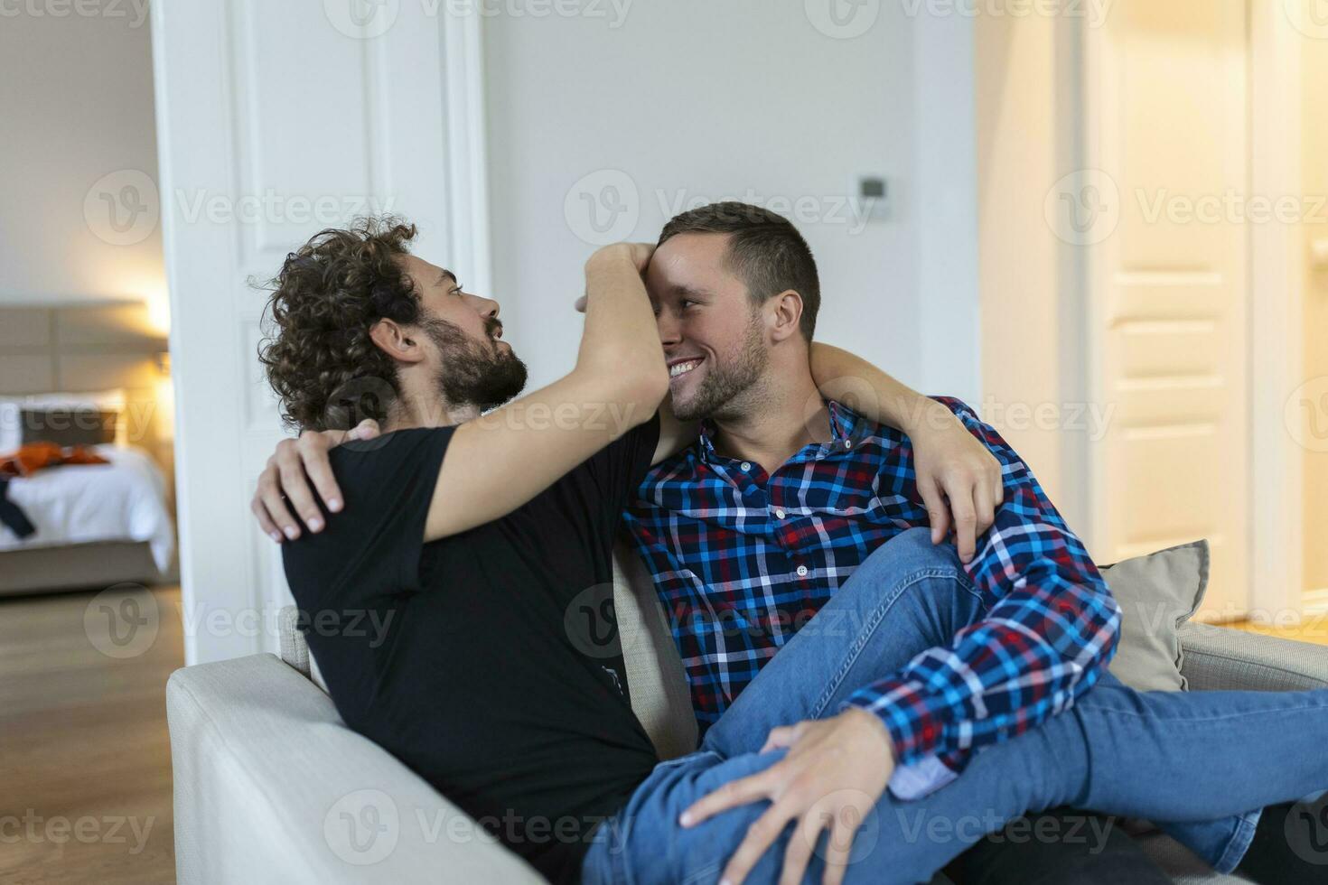 hermoso gay Pareja acostado en cama juntos. romántico joven gay Pareja abrazando cada otro afectuosamente. dos alegre joven masculino amantes unión afectuosamente a hogar. foto