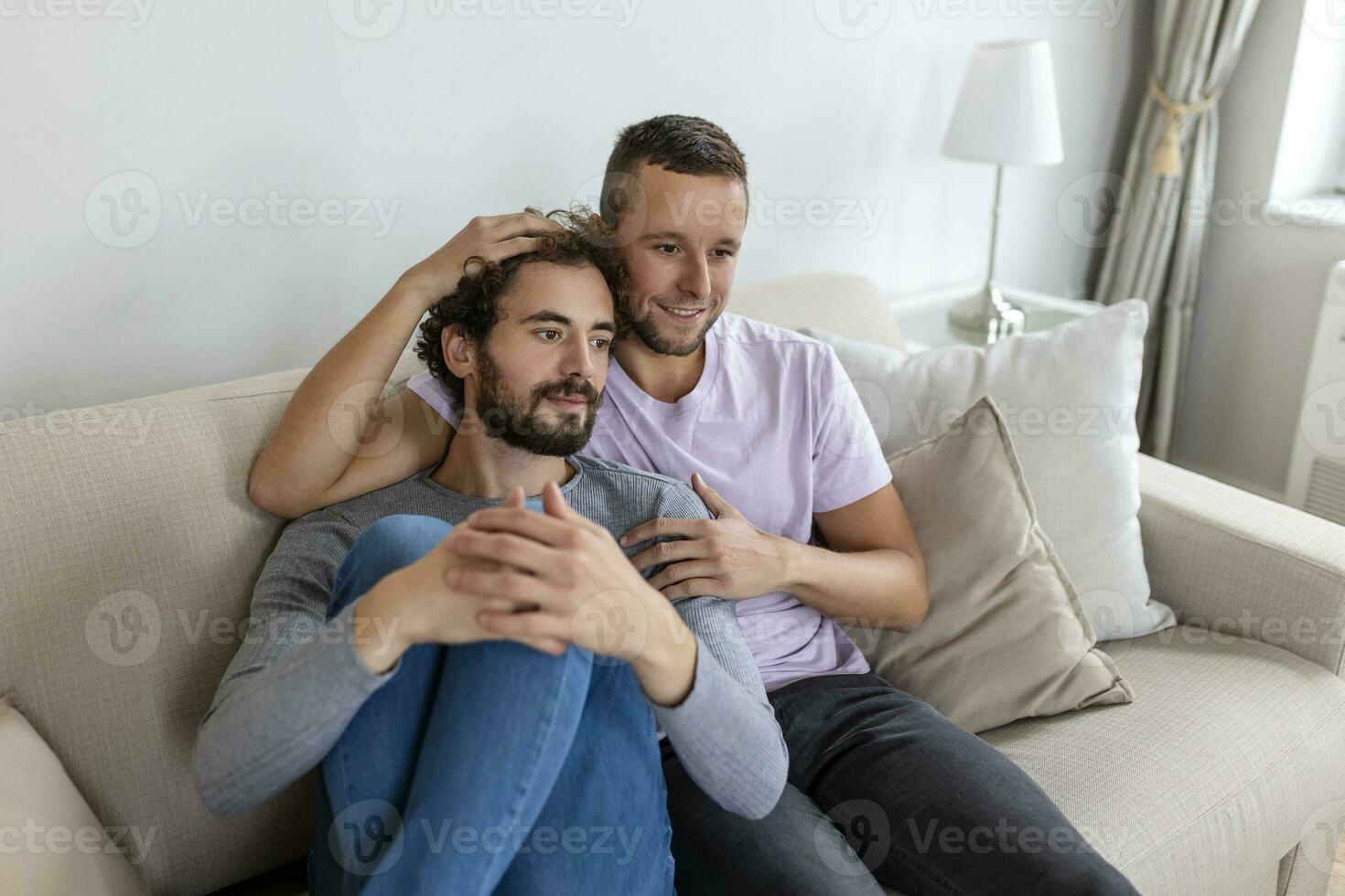 dos joven hombre lgbtq gay Pareja Fechado en amor abrazando disfrutando íntimo oferta sensual momento juntos besos con ojos cerrado foto
