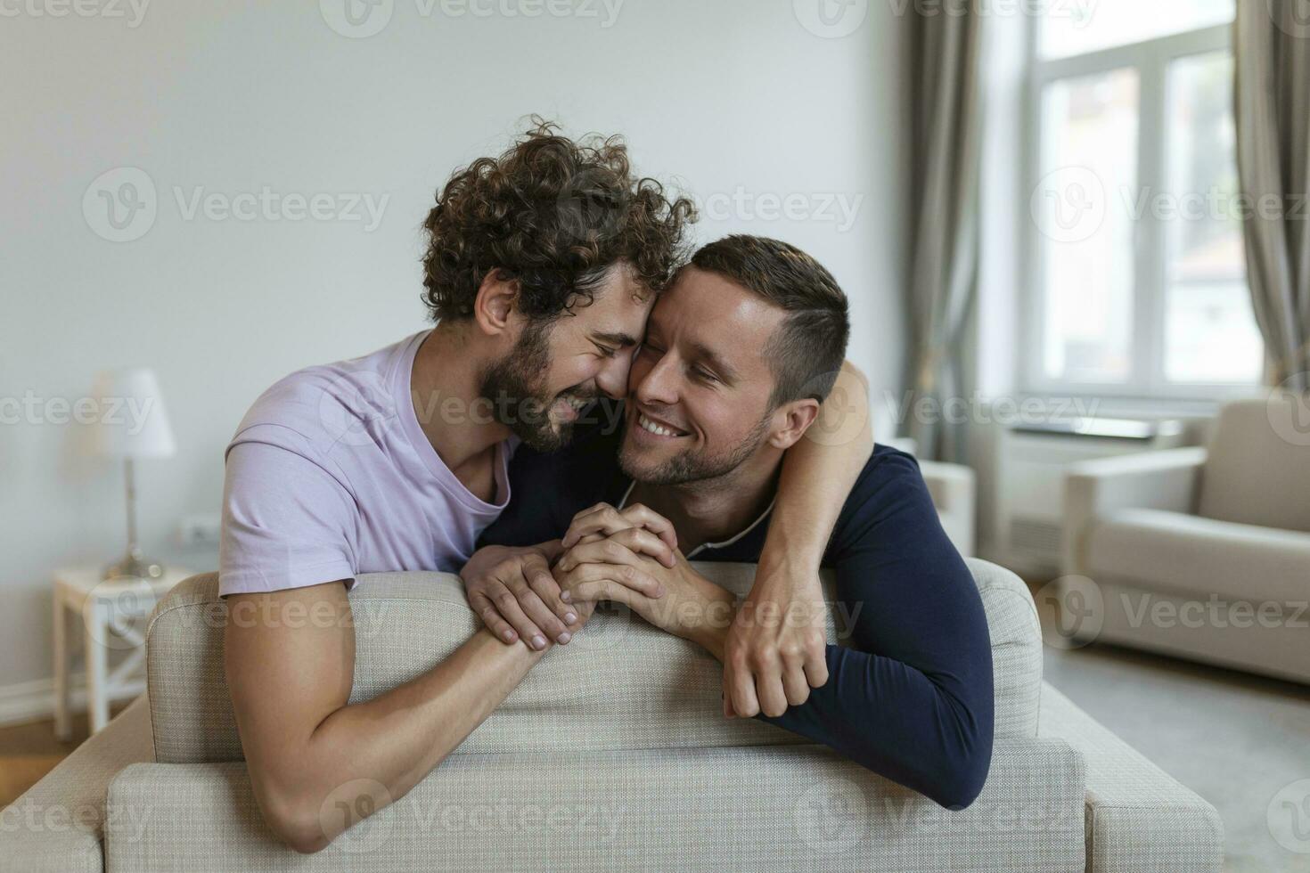 contento gay Pareja acostado abajo en el cama a hogar, abrazando y galanteo. lgbt gay Pareja amor momentos felicidad concepto foto