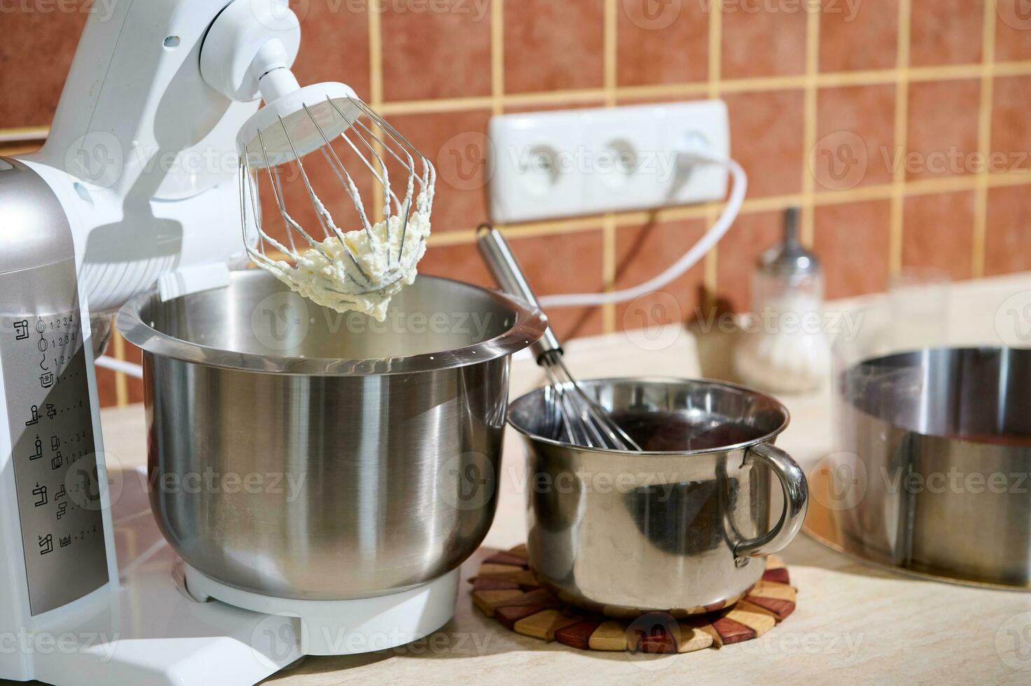 atención en eléctrico moderno comida procesador con planetario mezclador con azotado huevo ropa blanca o azotado crema en cocina mostrador foto