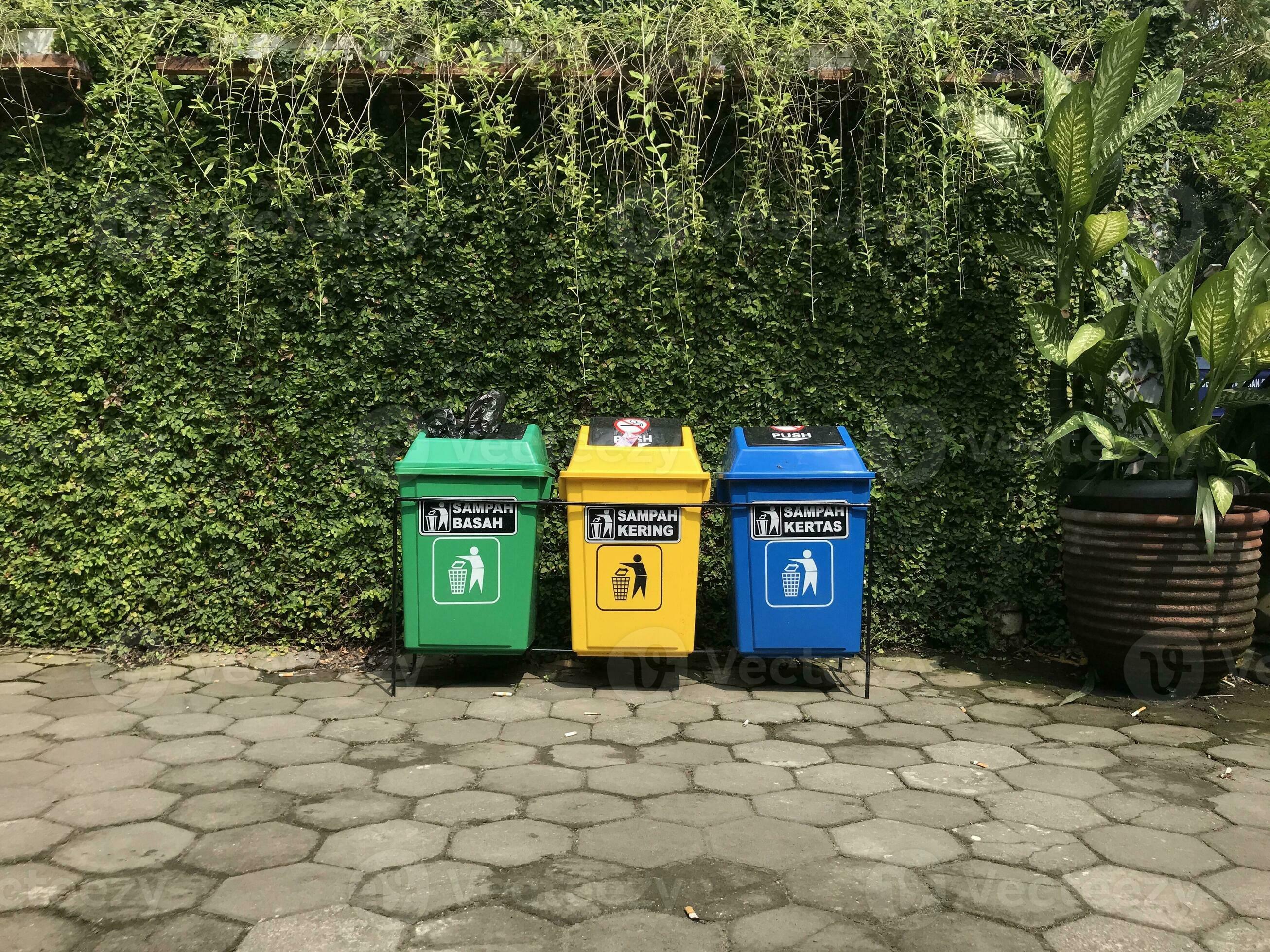 Types of trash cans and recycle bins 