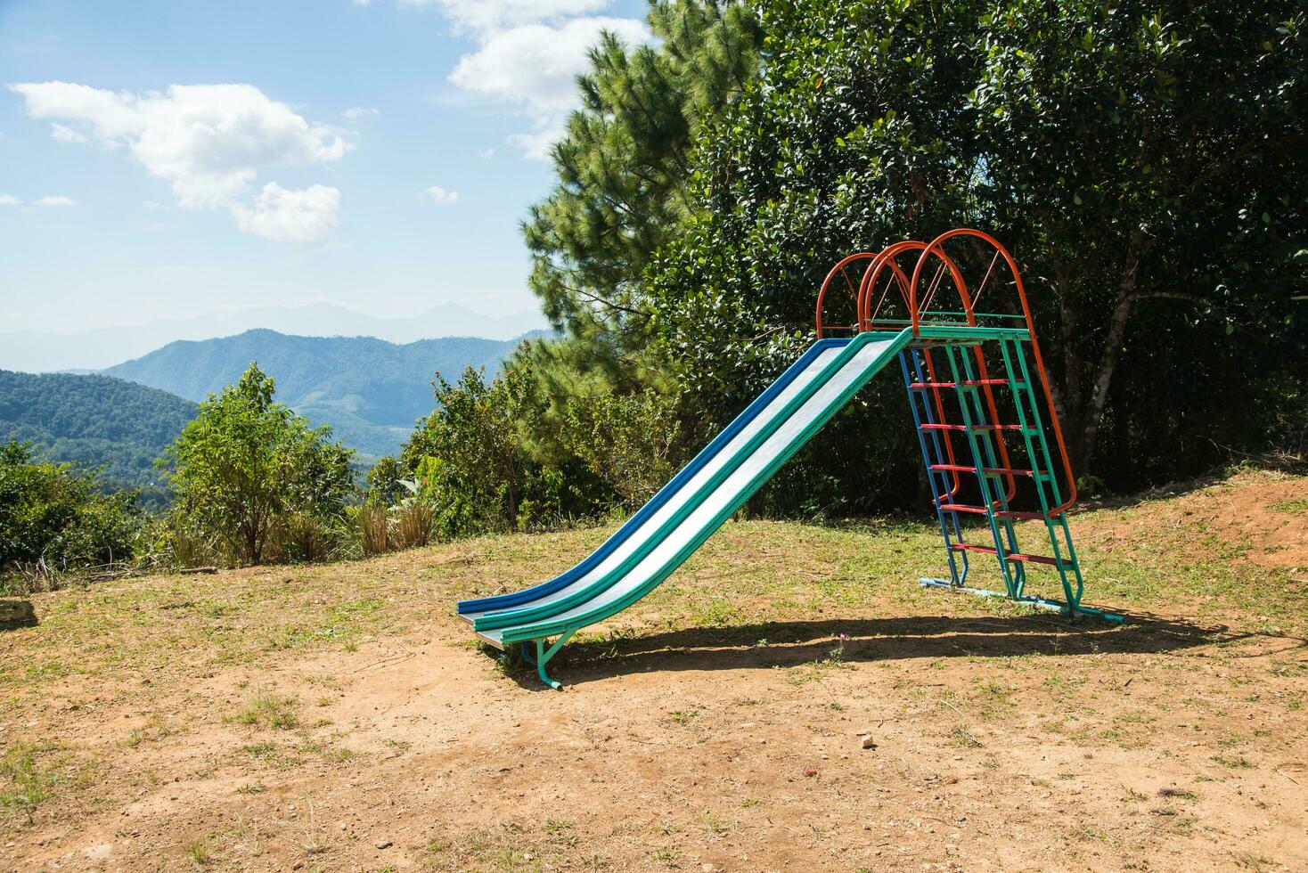 un para niños patio de recreo y control deslizante situado en el arena en rural escuela, Tailandia foto