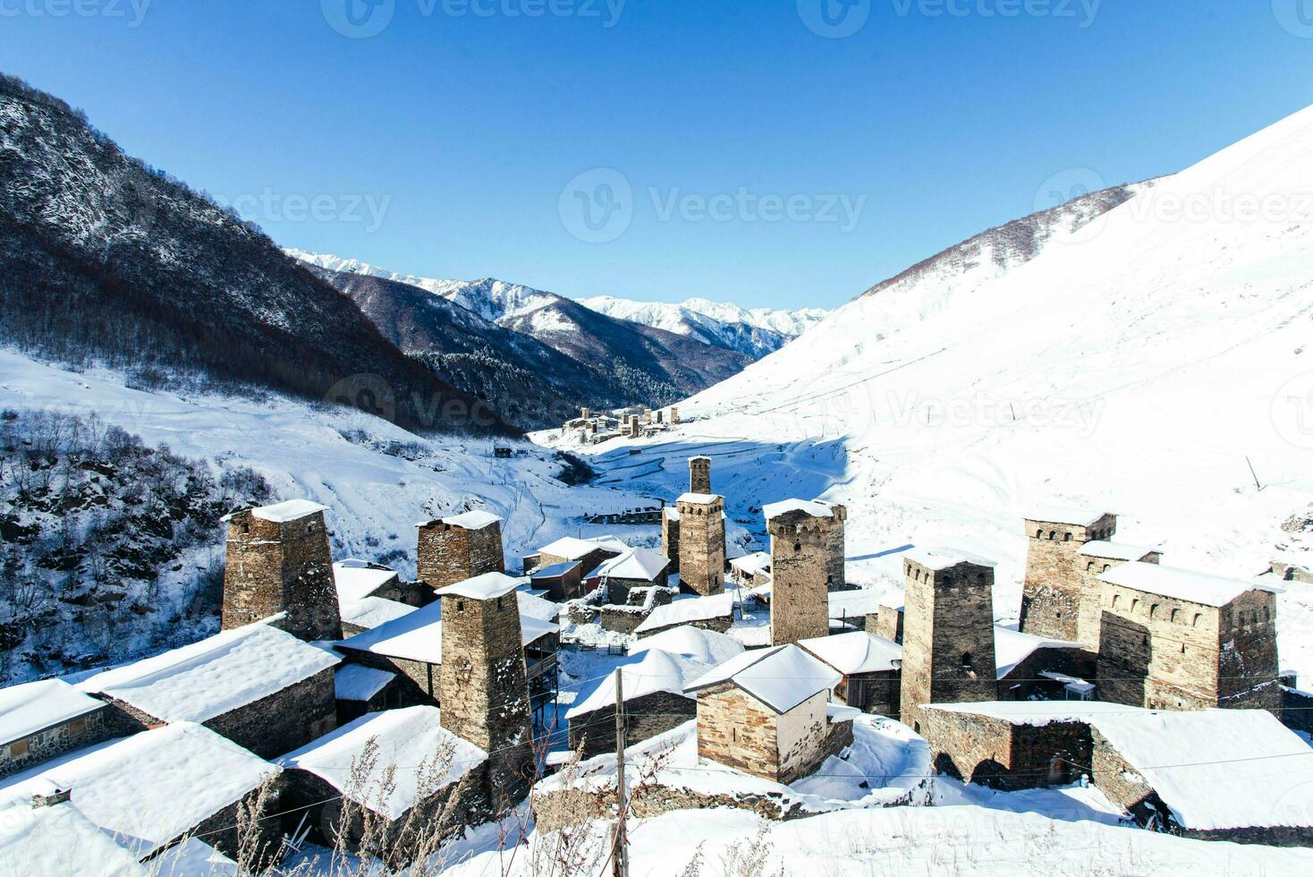 pequeño pueblo en invierno con Cáucaso montaña. ushguli famoso punto de referencia en svaneti Georgia es uno de el más alto asentamientos en Europa. foto