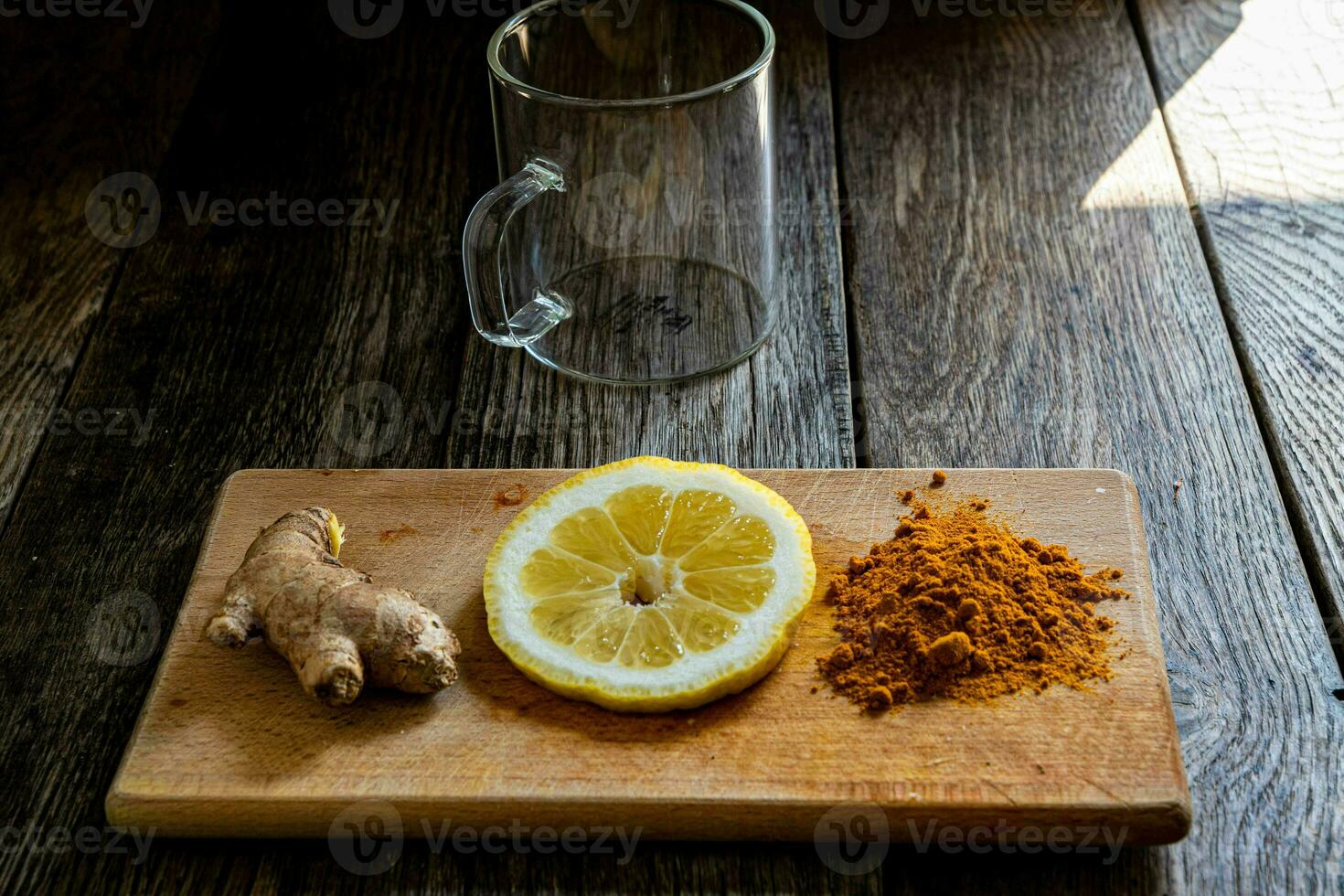 cúrcuma y limón en un de madera corte tablero con Copiar espacio. foto