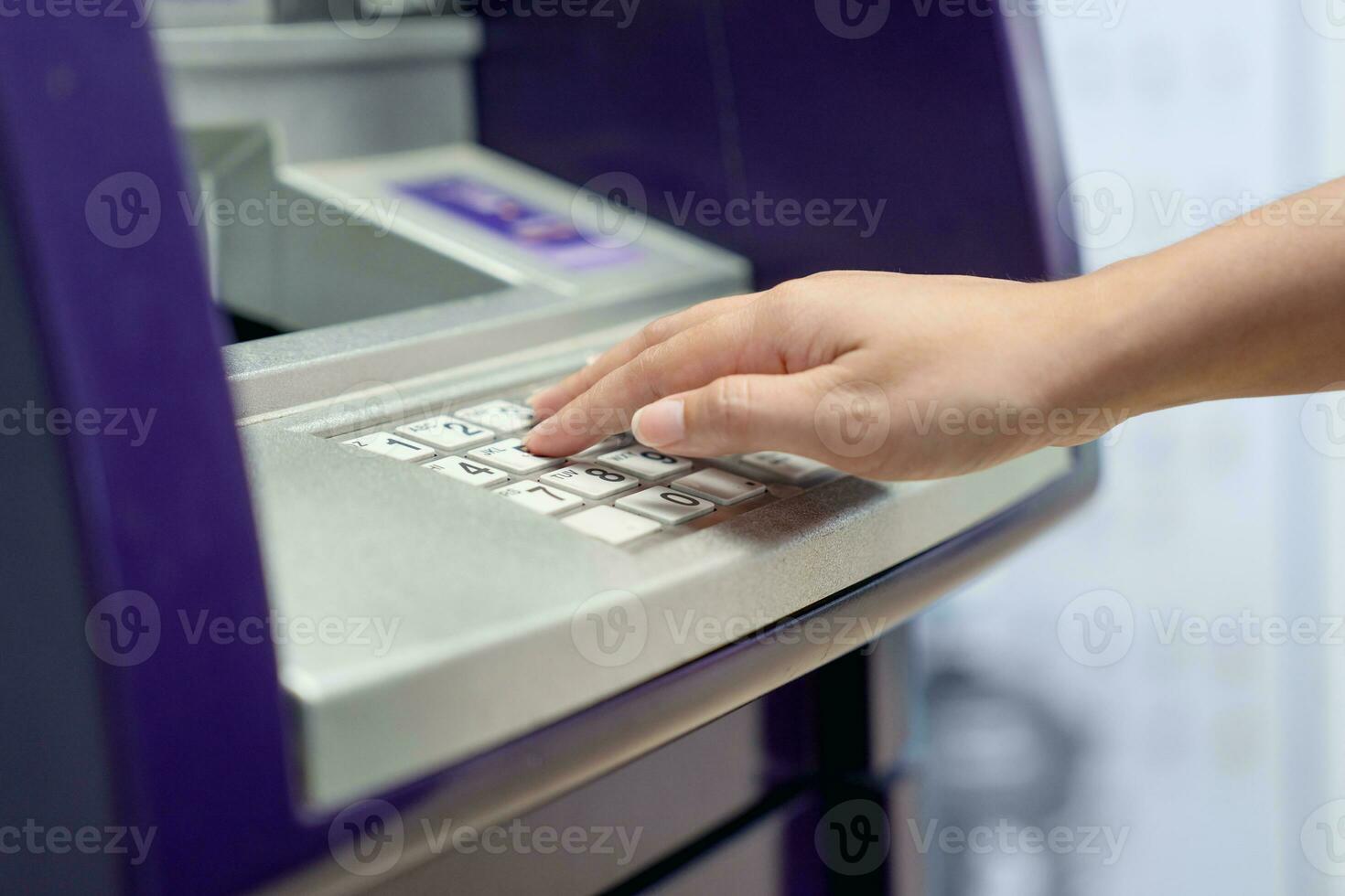 mujer mano entrando personal identificación número en Cajero automático foto