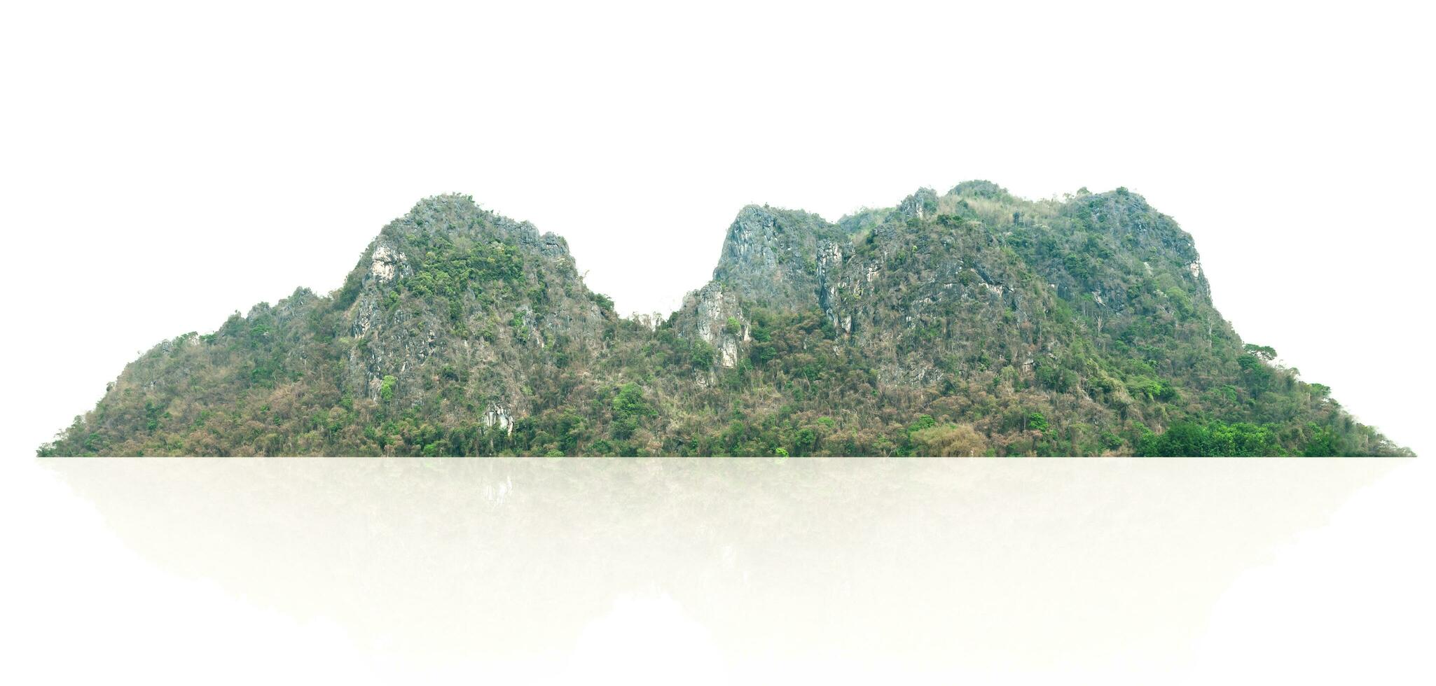 colina de montaña rocosa con bosque verde aislado sobre fondo blanco foto