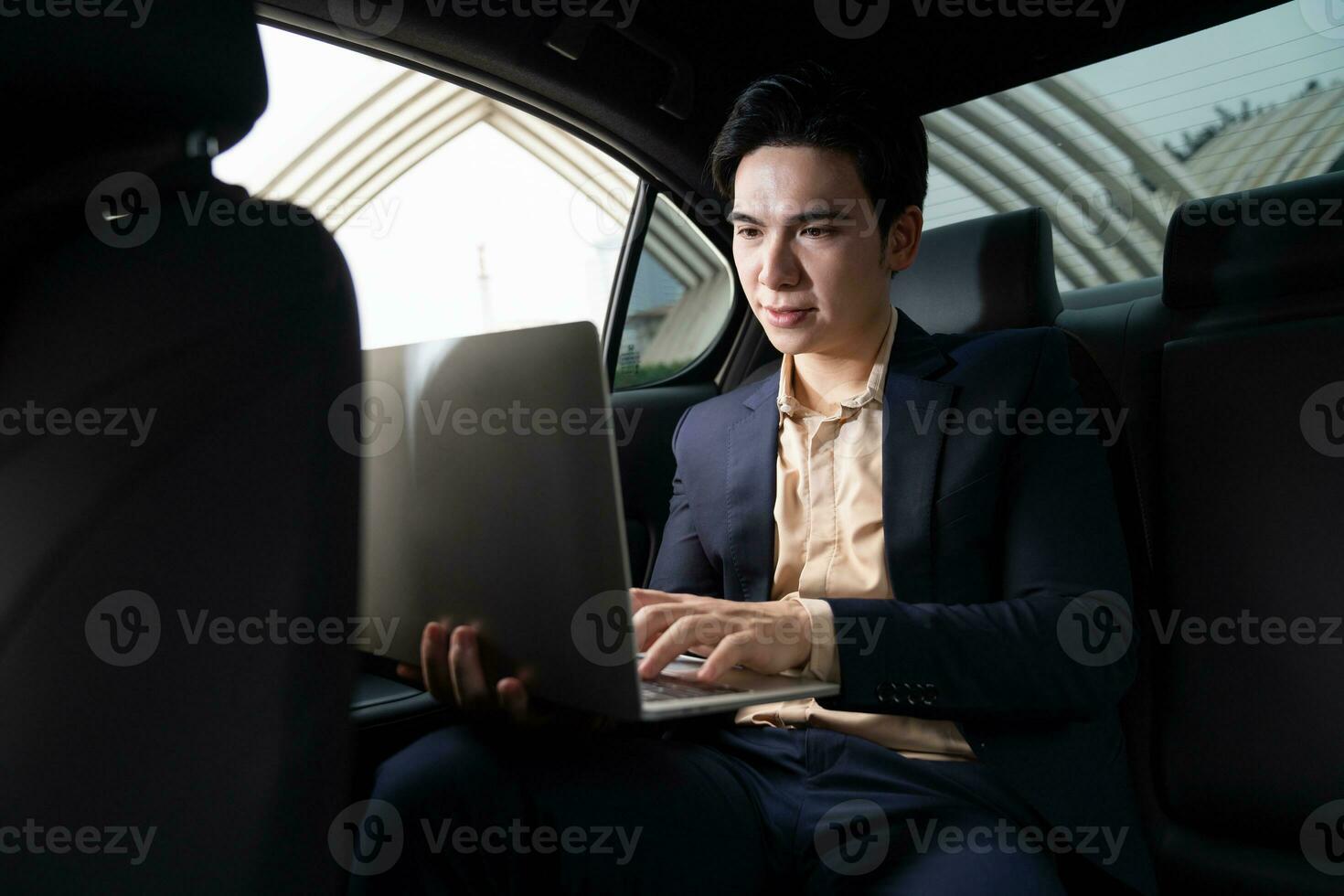 joven asiático negocio hombre con coche foto