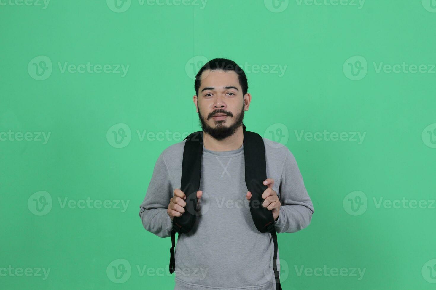 barbado asiático estudiante expresión utilizando mochila foto