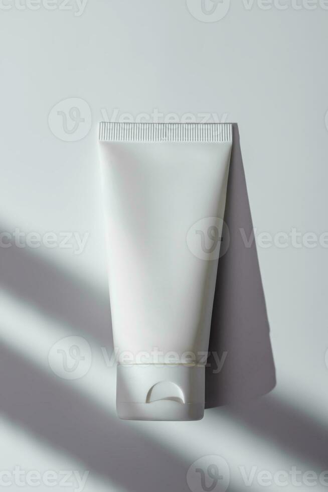 crema tubo en blanco antecedentes. cosmético protección de la piel producto blanco el plastico paquete. blanco sin marca loción, bálsamo, mano crema, pasta dental Bosquejo. protector solar crema botella con Copiar espacio foto