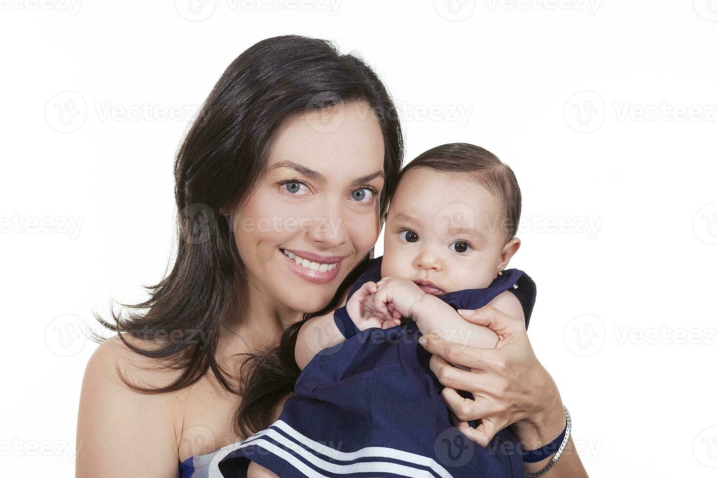 madre y su bebé niña mirando a el cámara foto