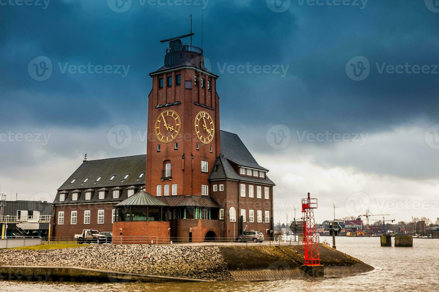 navegador torre a finkenwerder en el bancos de el Elba río en hamburgo foto