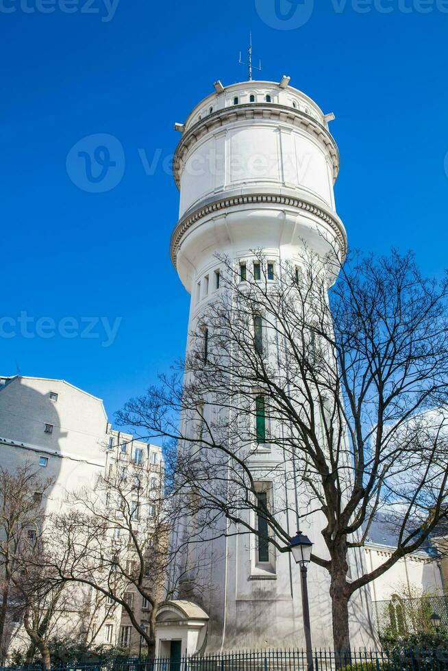 el agua torre de claudio carpintero cuadrado en Montmartre foto