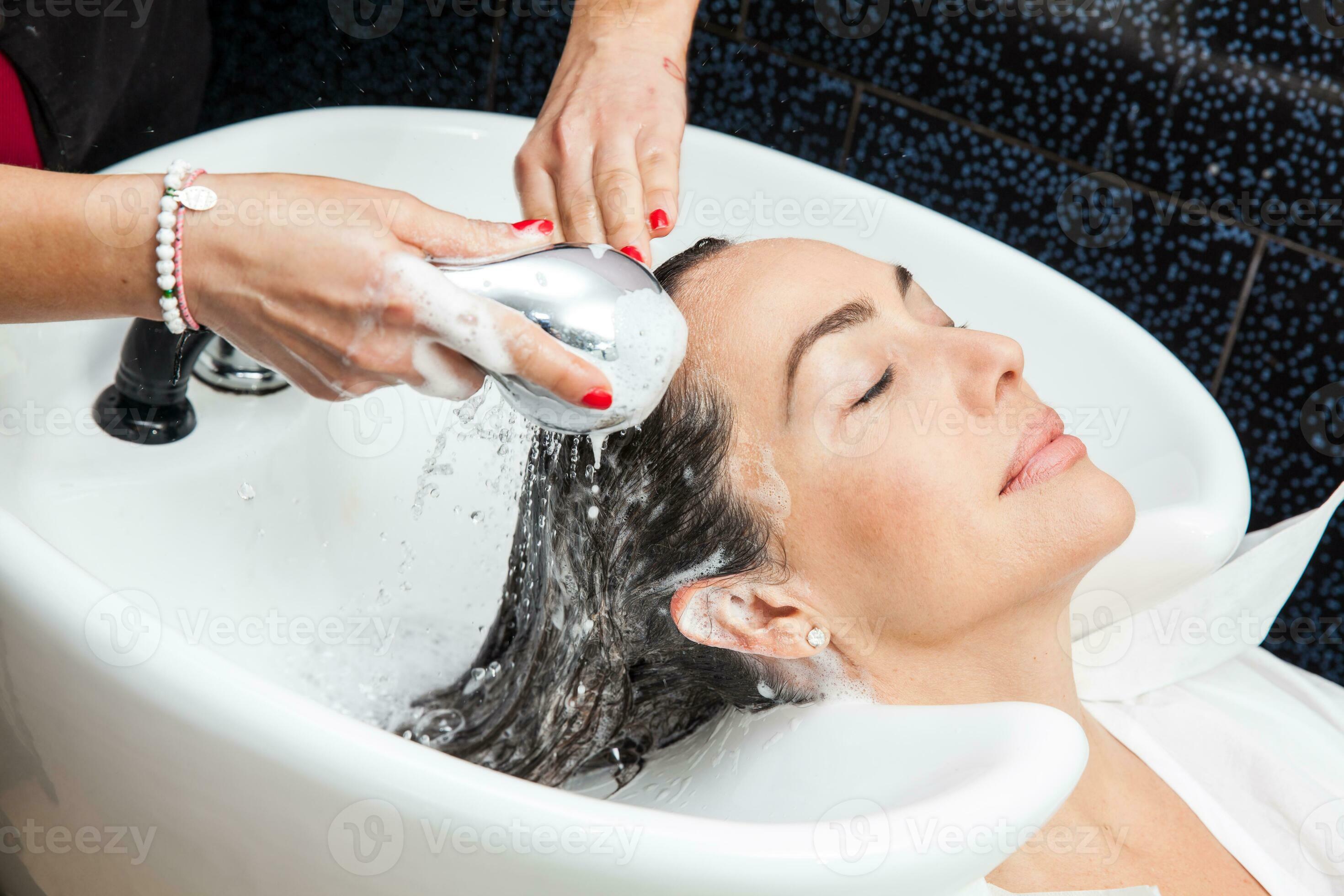 Procedure: Woman washing hair - Stock Illustration [54807702] - PIXTA