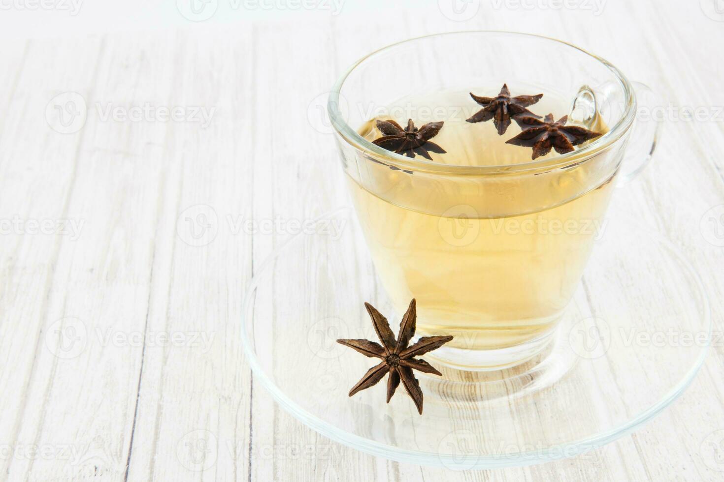 manzanilla y estrella anís infusión. matricaria chamomilla y ilicium verum infusión. foto