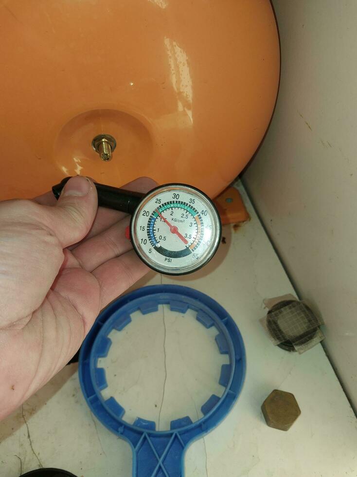 Manometer for measuring the pressure in the hydraulic tank photo