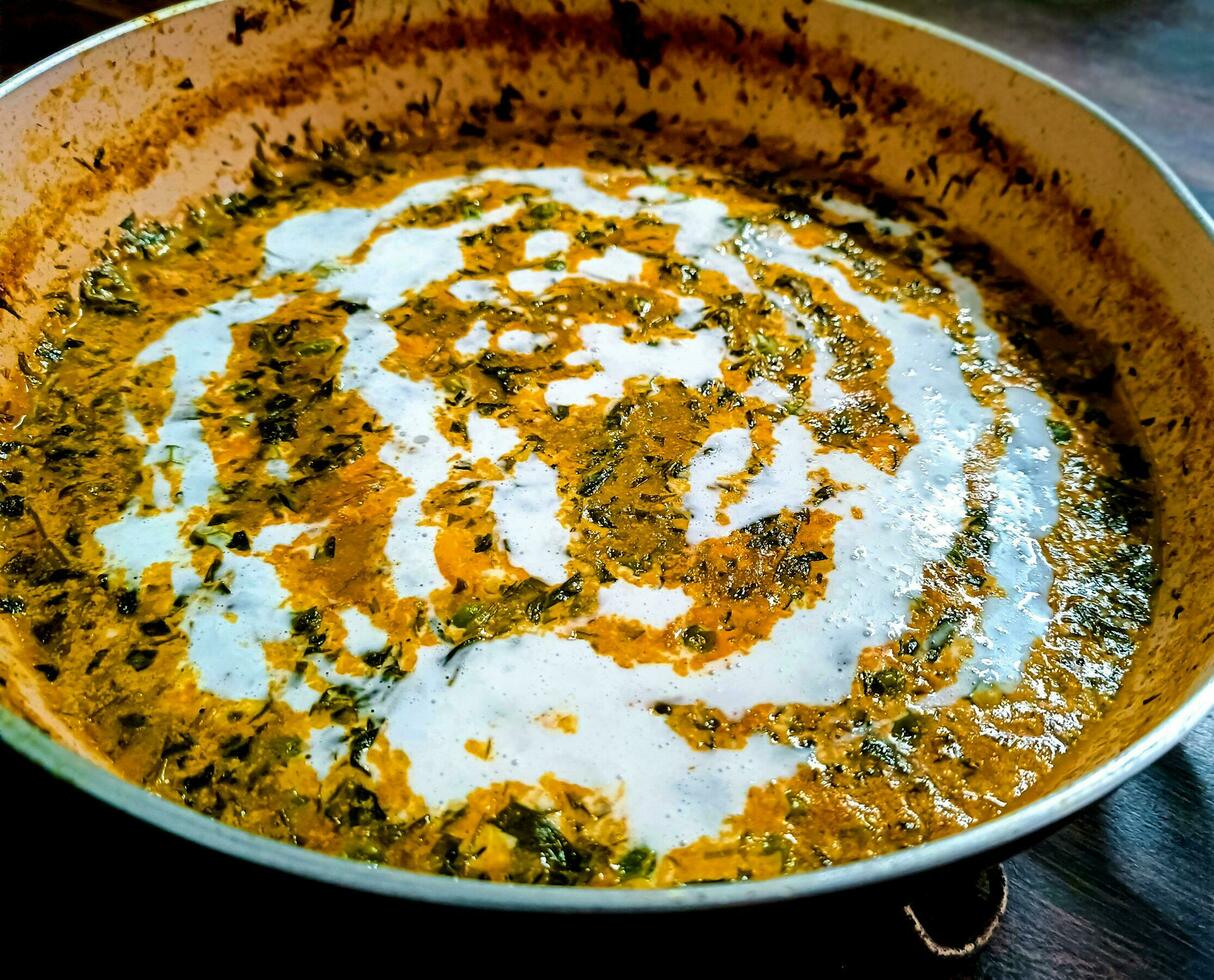 Methi malai matar - hecho con Fenogreco y chícharos y crema foto