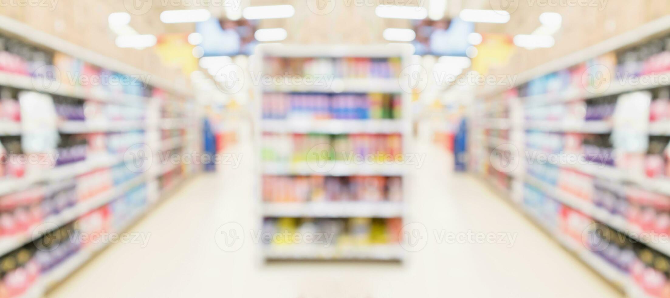 pasillo de supermercado y estantes fondo borroso foto