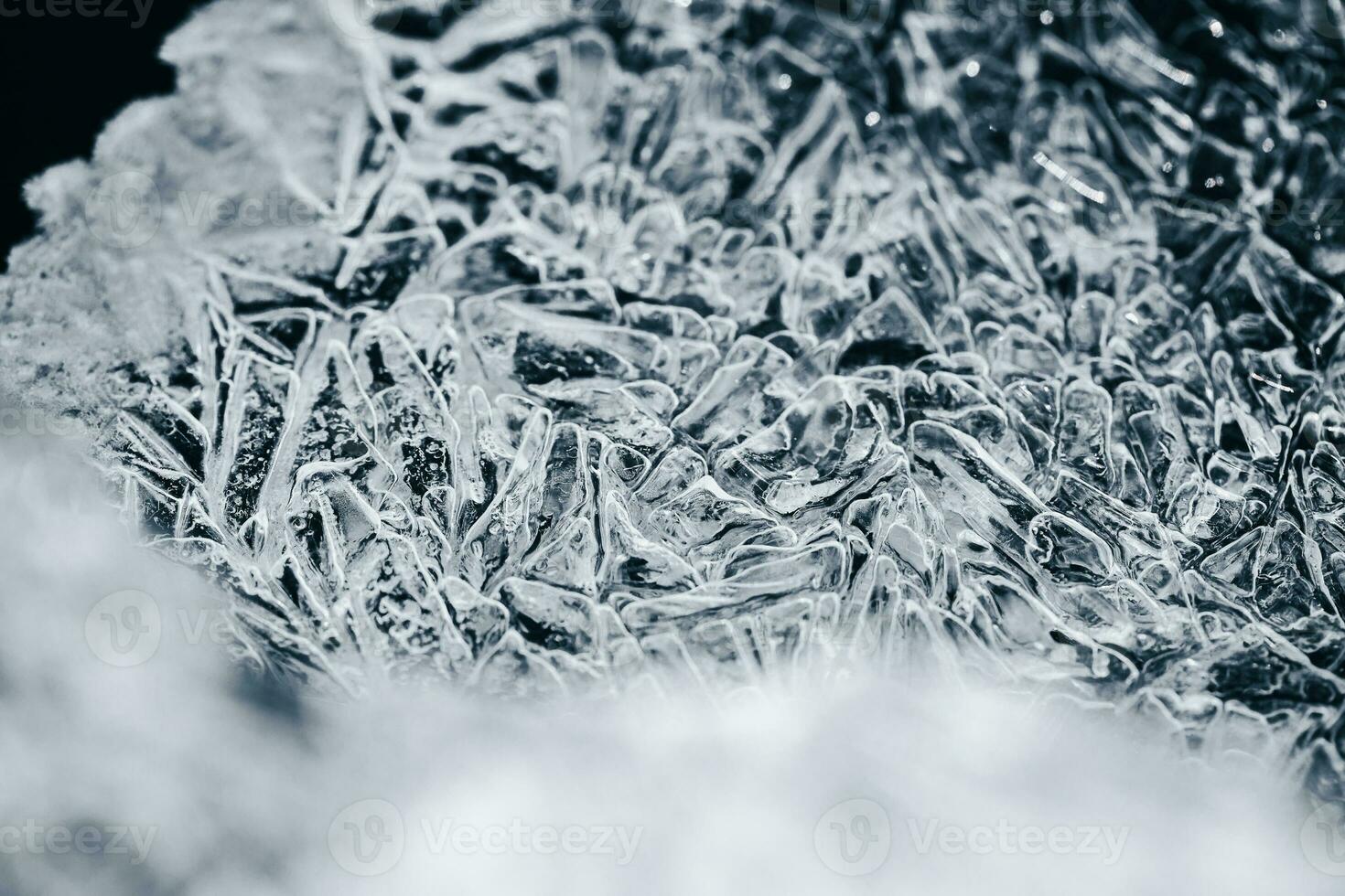 congelado agua en el río debajo el hielo - invierno paisaje foto