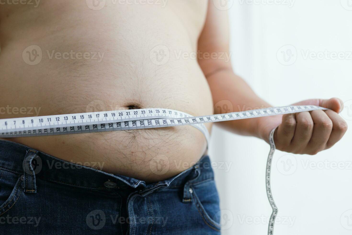 hombre con grasa barriga en dieta concepto. exceso de peso hombre conmovedor su grasa barriga y querer a perder peso. foto