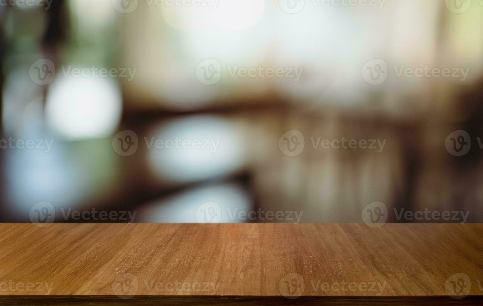 vacío madera mesa parte superior y difuminar de fuera puerta jardín antecedentes vacío de madera mesa espacio para texto márketing promoción. blanco madera mesa Copiar espacio para antecedentes foto