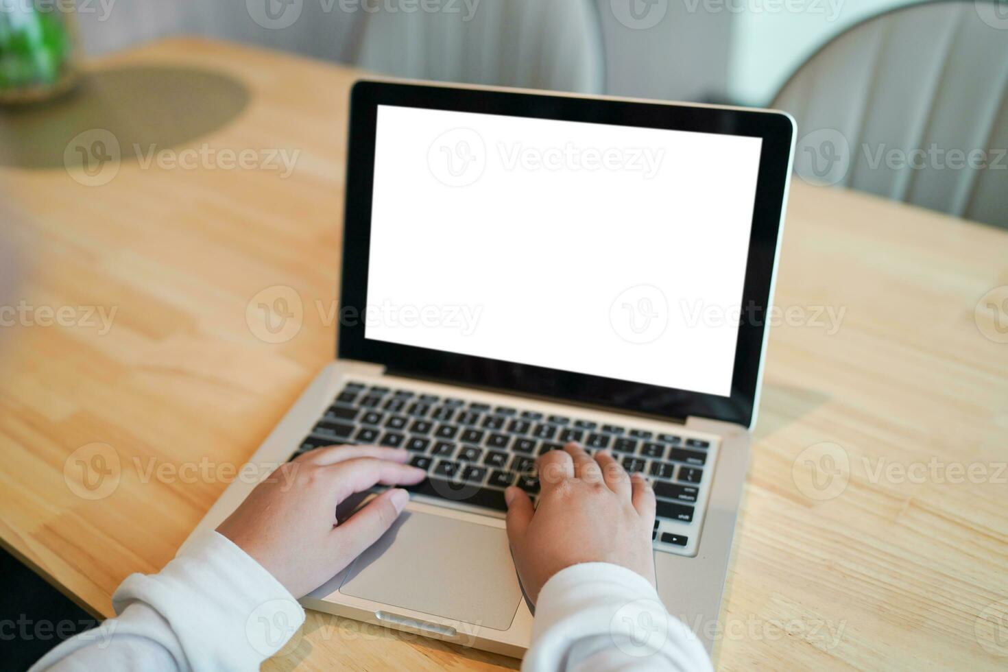 mujer trabajando por utilizando ordenador portátil blanco pantalla computadora . manos mecanografía en un tecnología de teclado comercio electrónico concepto. foto