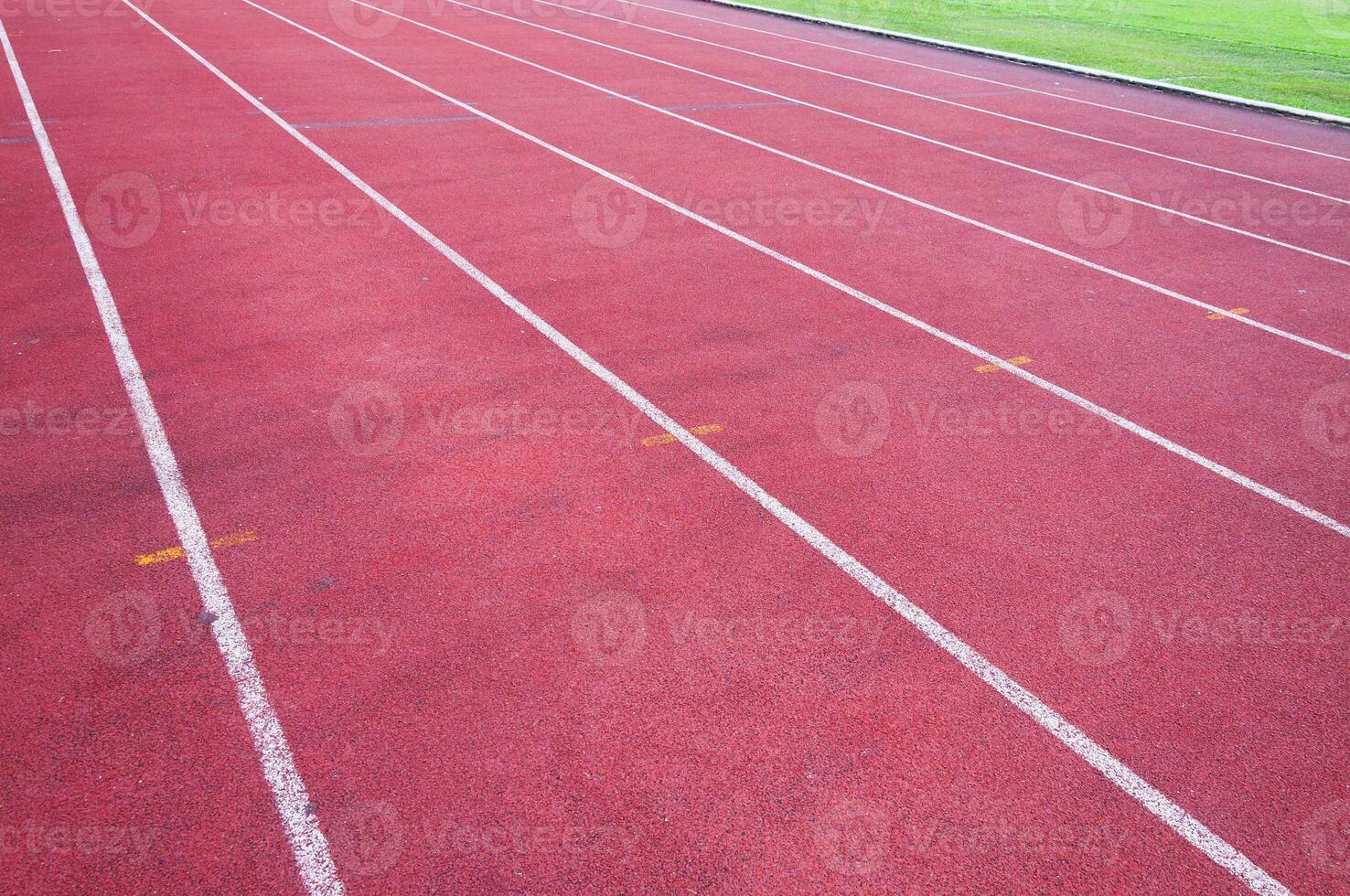 corriendo pista y verde hierba, directa atletismo corriendo pista a deporte estadio foto