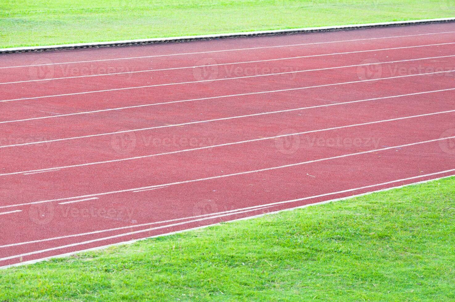 corriendo pista y verde hierba, directa atletismo corriendo pista a deporte estadio foto