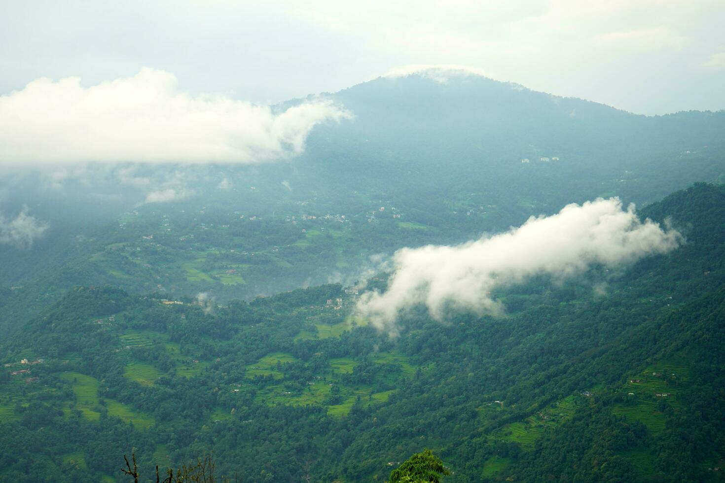 blanco Nevado nube fluye a montaña rango a este sikkim foto