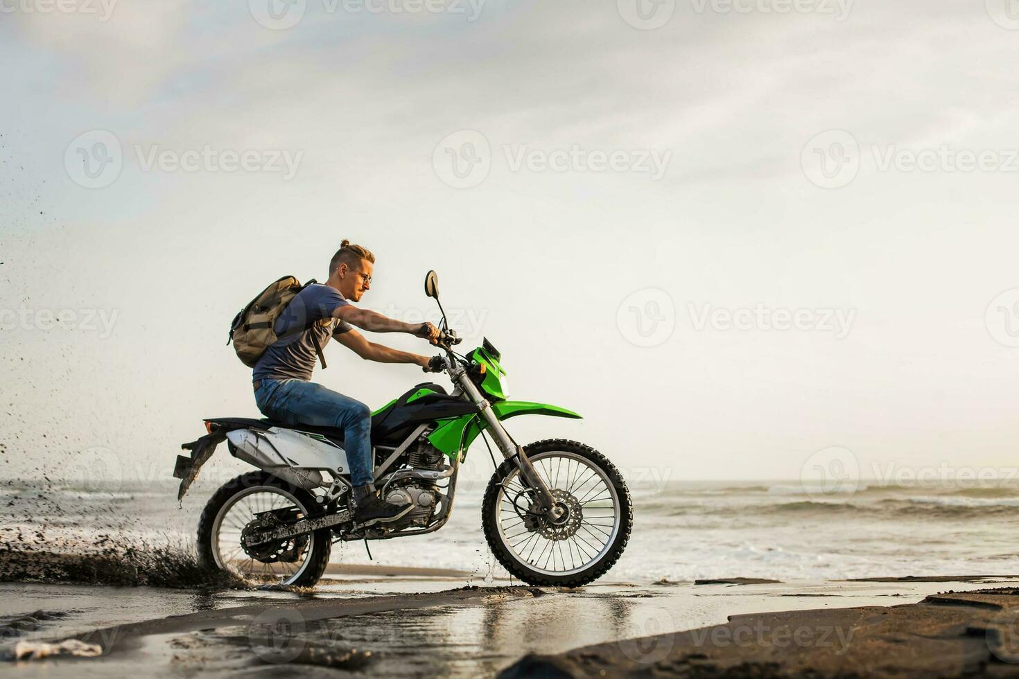 hombre de viaje en el motocicleta foto