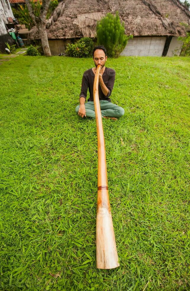 hombre con un bambú instrumento foto