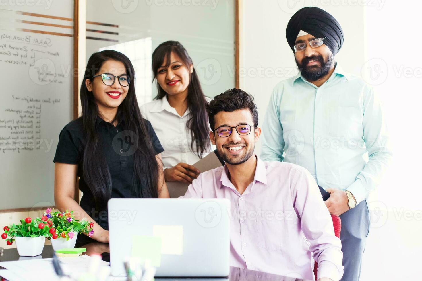 diverso gente de negocios en el oficina foto