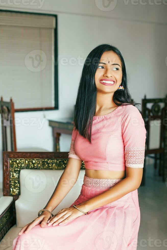 joven indio mujer en tradicional ropa foto