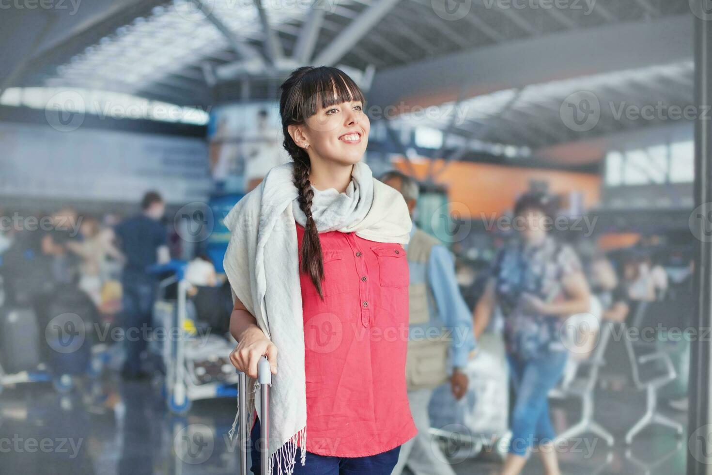 hermosa mujer en aeropuerto foto