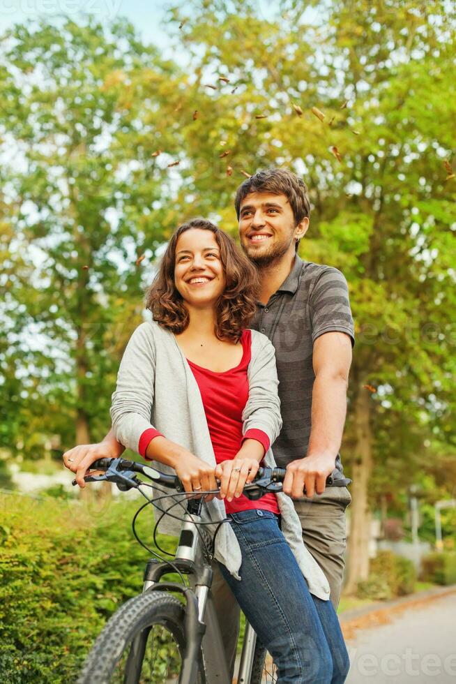 personas en amor - montando juntos en el mismo bicicleta foto