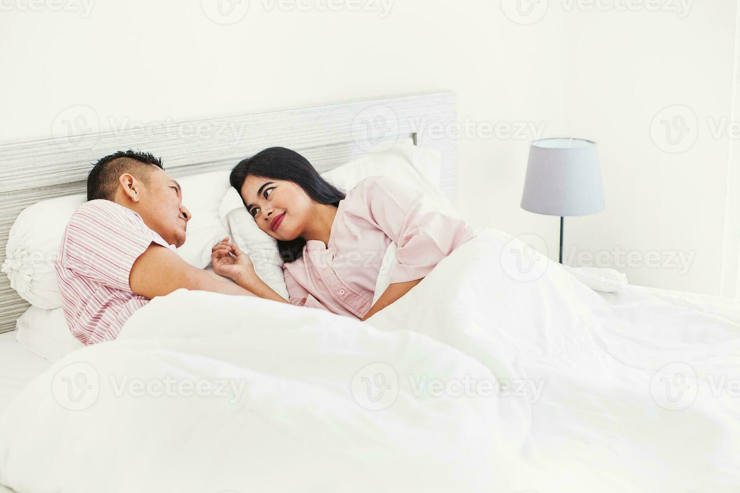 asiático Pareja en cama foto